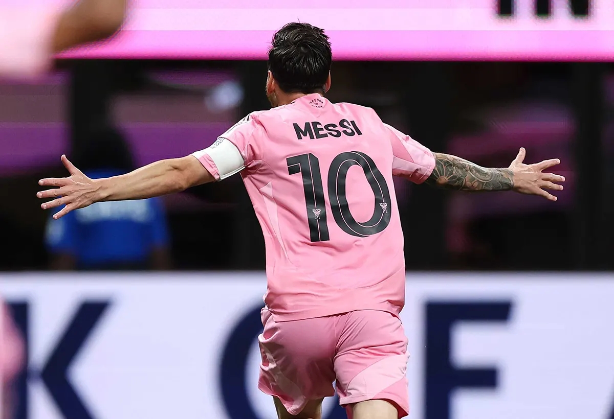 Lionel Messi in Inter Miami 2025-2026 pink jersey, back view, showcasing the official "MESSI 10" font.